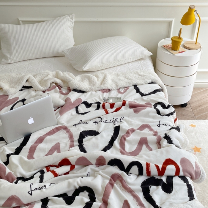 91家纺网 家纺一手货源 找家纺 时年 2022新款牛奶绒拼羊羔绒毯 爱心结