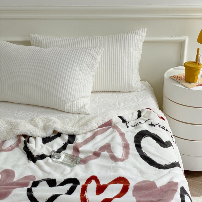 91家纺网 家纺一手货源 找家纺 时年 2022新款牛奶绒拼羊羔绒毯 爱心结