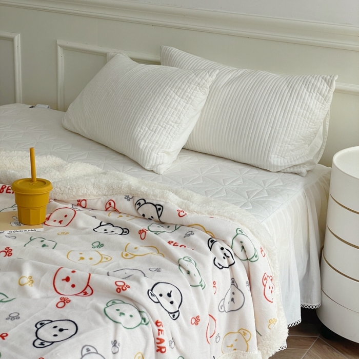 91家纺网 家纺一手货源 找家纺 时年 2022新款牛奶绒拼羊羔绒毯 彩色小熊