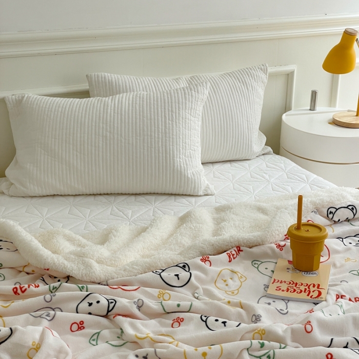 91家纺网 家纺一手货源 找家纺 时年 2022新款牛奶绒拼羊羔绒毯 彩色小熊