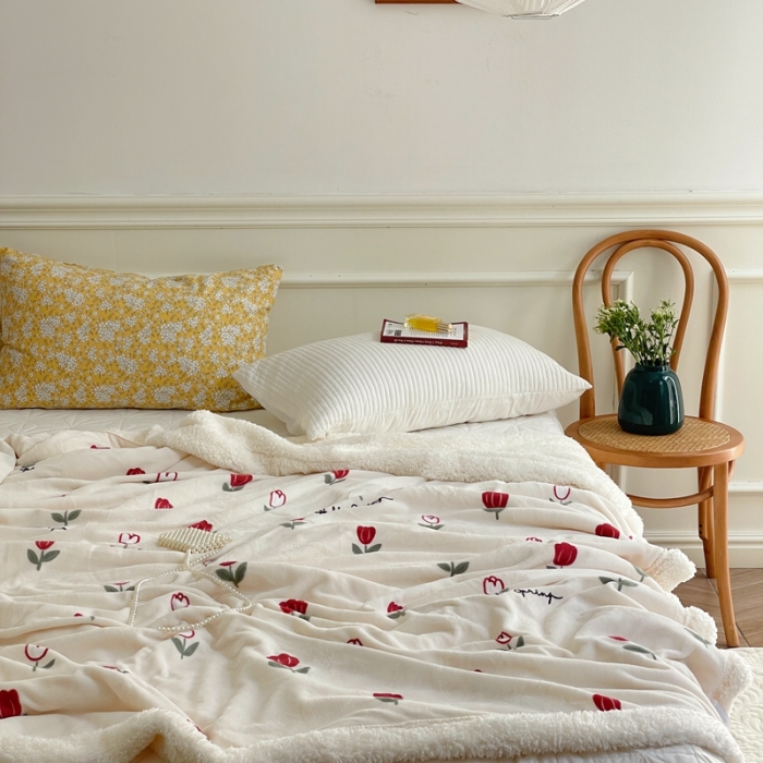 91家纺网 家纺一手货源 找家纺 时年 2022新款牛奶绒拼羊羔绒毯 露露