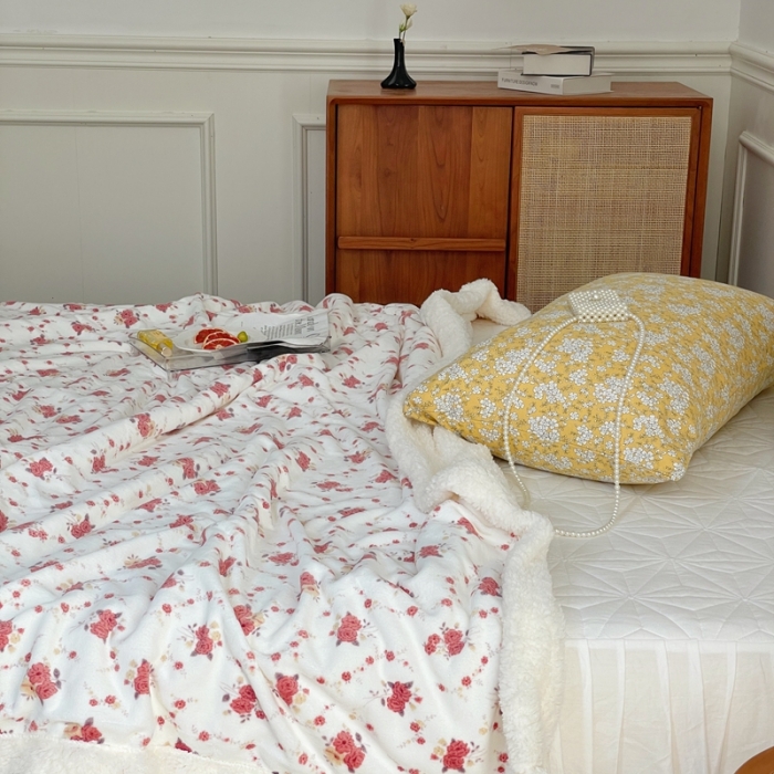 91家纺网 家纺一手货源 找家纺 时年 2022新款牛奶绒拼羊羔绒毯 漫漫花园