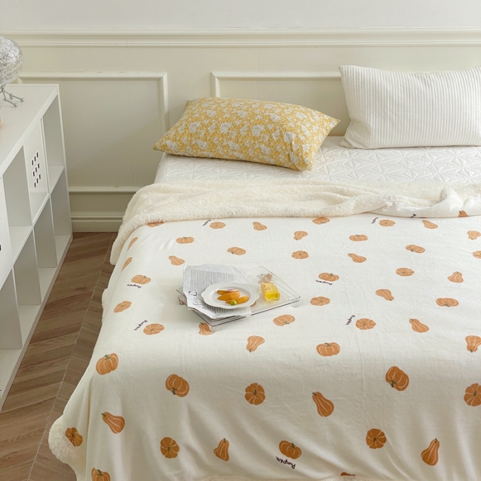 91家纺网 家纺一手货源 找家纺 时年 2022新款牛奶绒拼羊羔绒毯 小南瓜