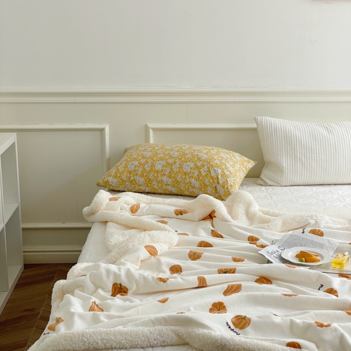 91家纺网 家纺一手货源 找家纺 时年 2022新款牛奶绒拼羊羔绒毯 小南瓜