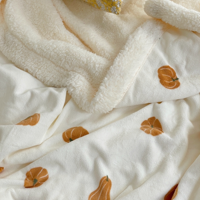 91家纺网 家纺一手货源 找家纺 时年 2022新款牛奶绒拼羊羔绒毯 小南瓜