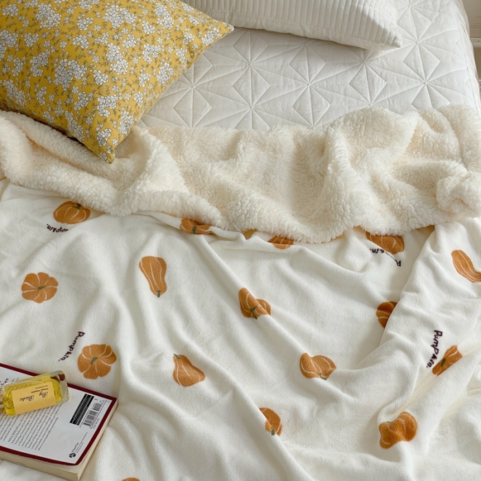 91家纺网 家纺一手货源 找家纺 时年 2022新款牛奶绒拼羊羔绒毯 小南瓜