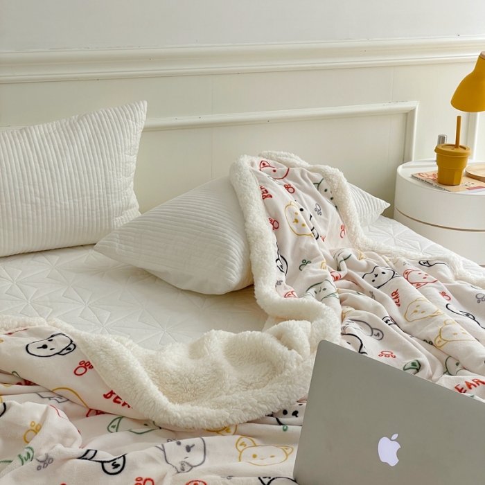 91家纺网 家纺一手货源 找家纺 时年 2022新款牛奶绒拼羊羔绒毯 彩色小熊