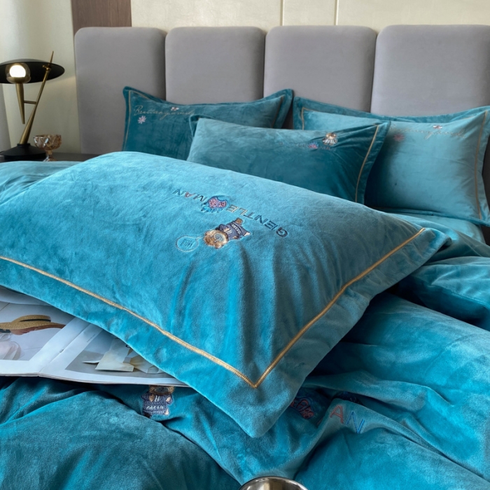 91家纺网 家纺一手货源 找家纺 云锦 2022秋冬新品加厚婴儿绒刺绣四件套 可爱熊-宝石蓝