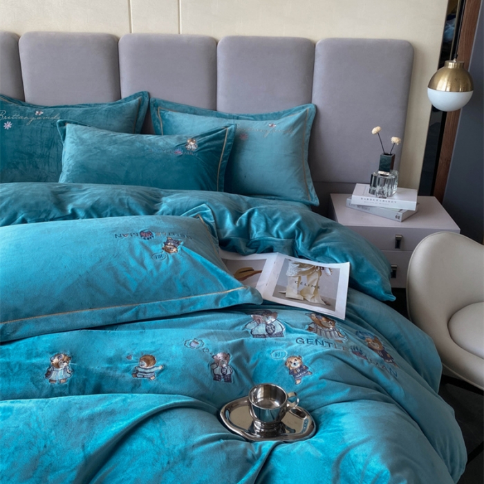 91家纺网 家纺一手货源 找家纺 云锦 2022秋冬新品加厚婴儿绒刺绣四件套 可爱熊-宝石蓝