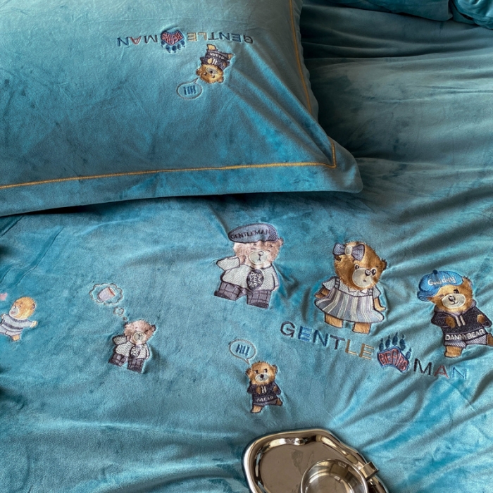 91家纺网 家纺一手货源 找家纺 云锦 2022秋冬新品加厚婴儿绒刺绣四件套 可爱熊-宝石蓝