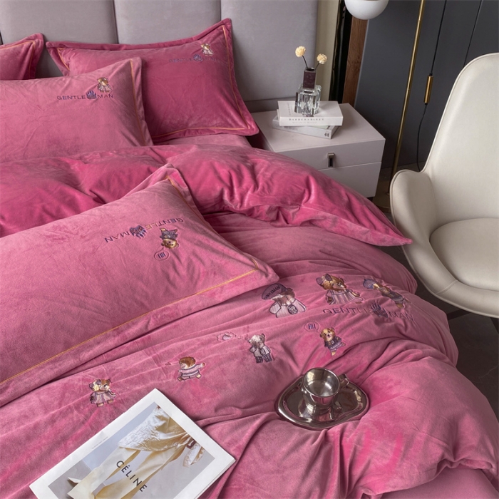 91家纺网 家纺一手货源 找家纺 云锦 2022秋冬新品加厚婴儿绒刺绣四件套 可爱熊-豆沙红