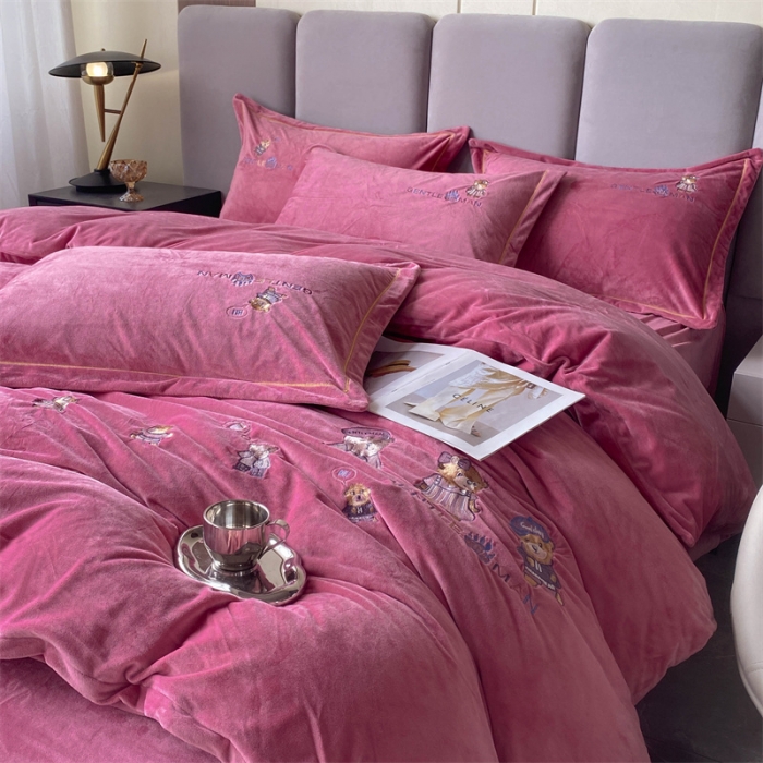 91家纺网 家纺一手货源 找家纺 云锦 2022秋冬新品加厚婴儿绒刺绣四件套 可爱熊-豆沙红