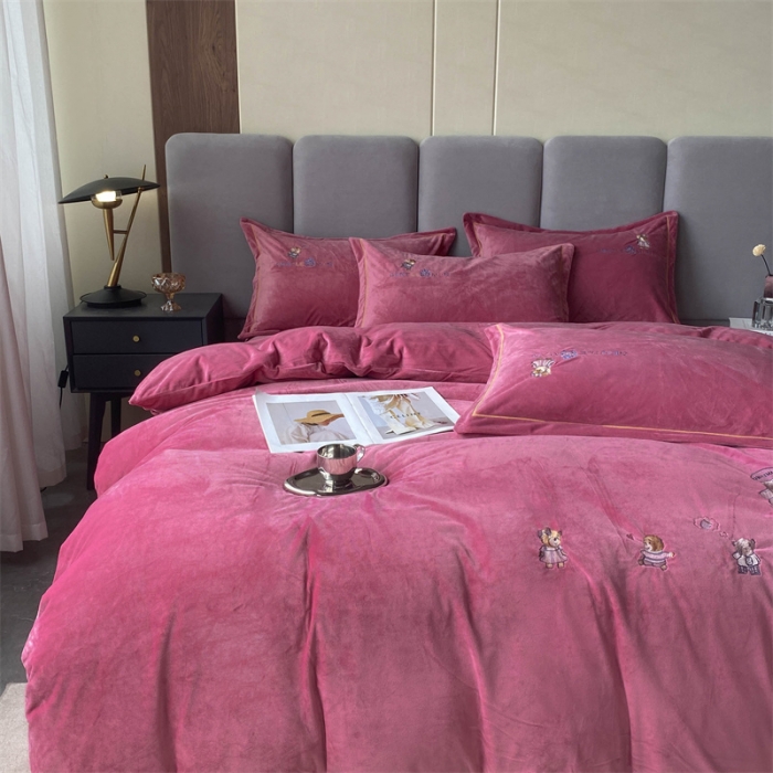 91家纺网 家纺一手货源 找家纺 云锦 2022秋冬新品加厚婴儿绒刺绣四件套 可爱熊-豆沙红