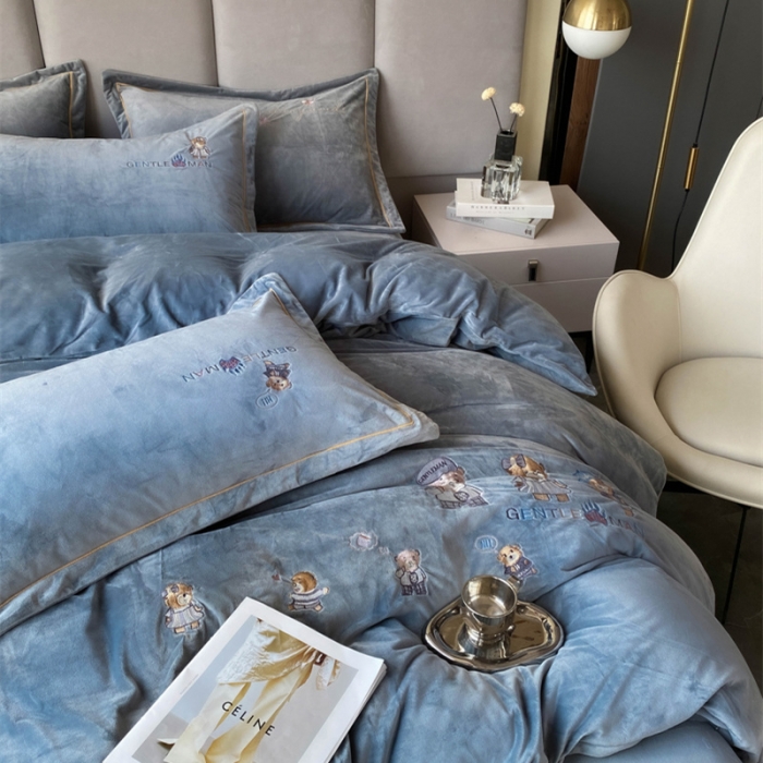 91家纺网 家纺一手货源 找家纺 云锦 2022秋冬新品加厚婴儿绒刺绣四件套 可爱熊-摩登灰