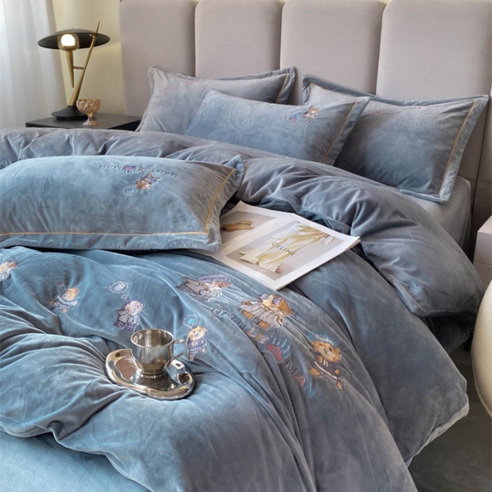 91家纺网 家纺一手货源 找家纺 云锦 2022秋冬新品加厚婴儿绒刺绣四件套 可爱熊-摩登灰