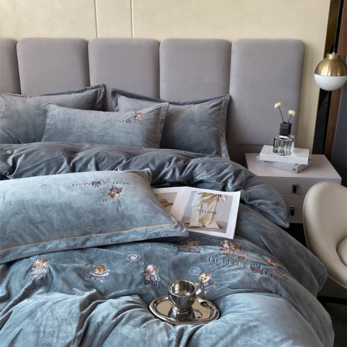 91家纺网 家纺一手货源 找家纺 云锦 2022秋冬新品加厚婴儿绒刺绣四件套 可爱熊-摩登灰