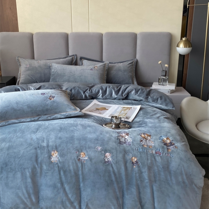 91家纺网 家纺一手货源 找家纺 云锦 2022秋冬新品加厚婴儿绒刺绣四件套 可爱熊-摩登灰