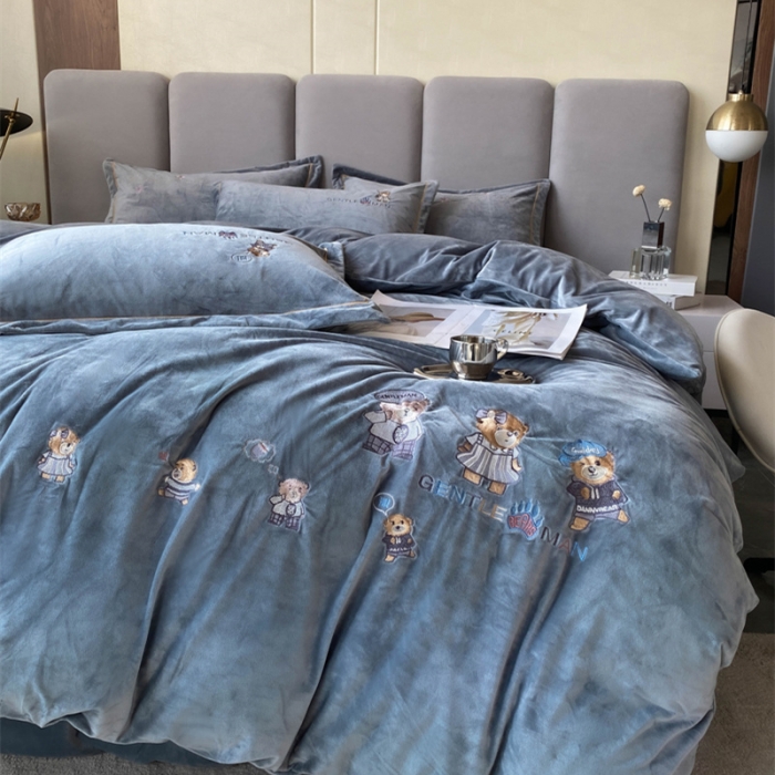 91家纺网 家纺一手货源 找家纺 云锦 2022秋冬新品加厚婴儿绒刺绣四件套 可爱熊-摩登灰