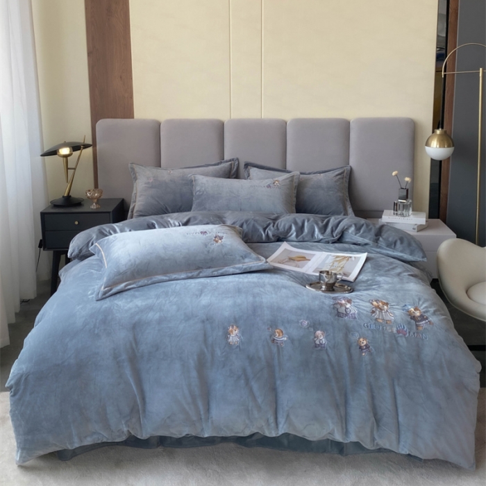 91家纺网 家纺一手货源 找家纺 云锦 2022秋冬新品加厚婴儿绒刺绣四件套 可爱熊-摩登灰