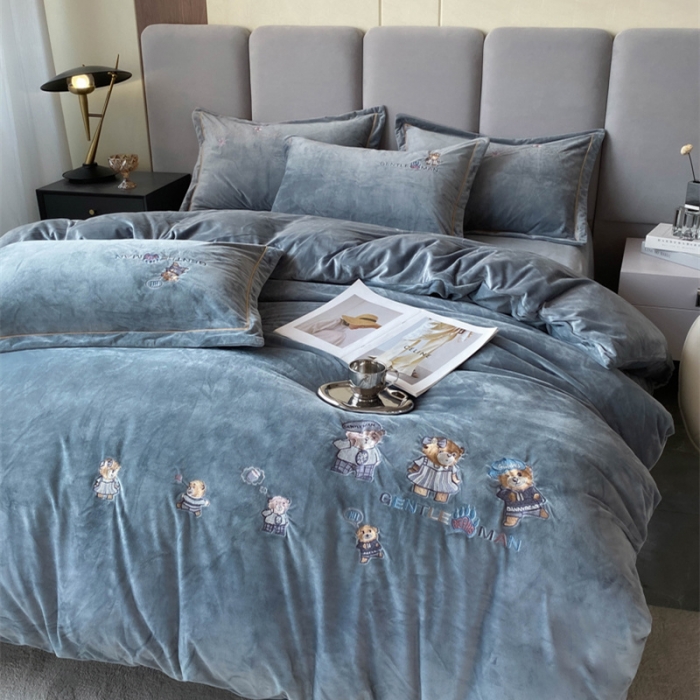 91家纺网 家纺一手货源 找家纺 云锦 2022秋冬新品加厚婴儿绒刺绣四件套 可爱熊-摩登灰