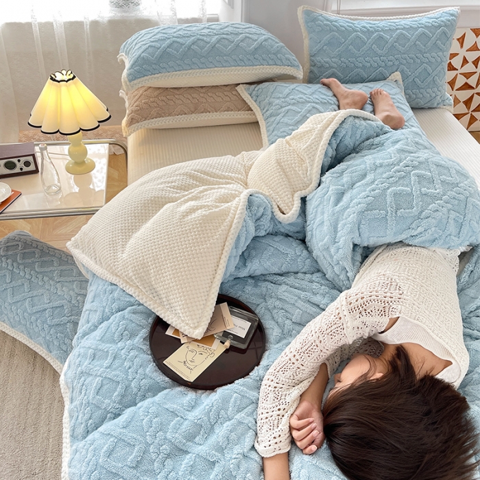 91家纺网 家纺一手货源 找家纺 新月家纺 2022新款塔芙绒多功能被套毯 冰蓝