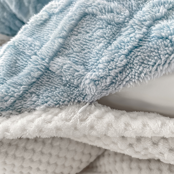 91家纺网 家纺一手货源 找家纺 新月家纺 2022新款塔芙绒多功能被套毯 冰蓝
