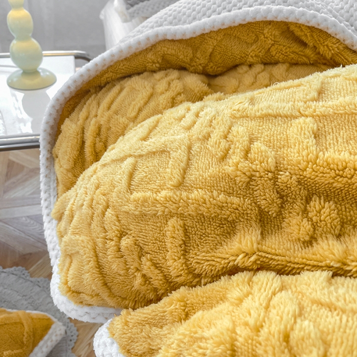 91家纺网 家纺一手货源 找家纺 新月家纺 2022新款塔芙绒多功能被套毯 姜黄