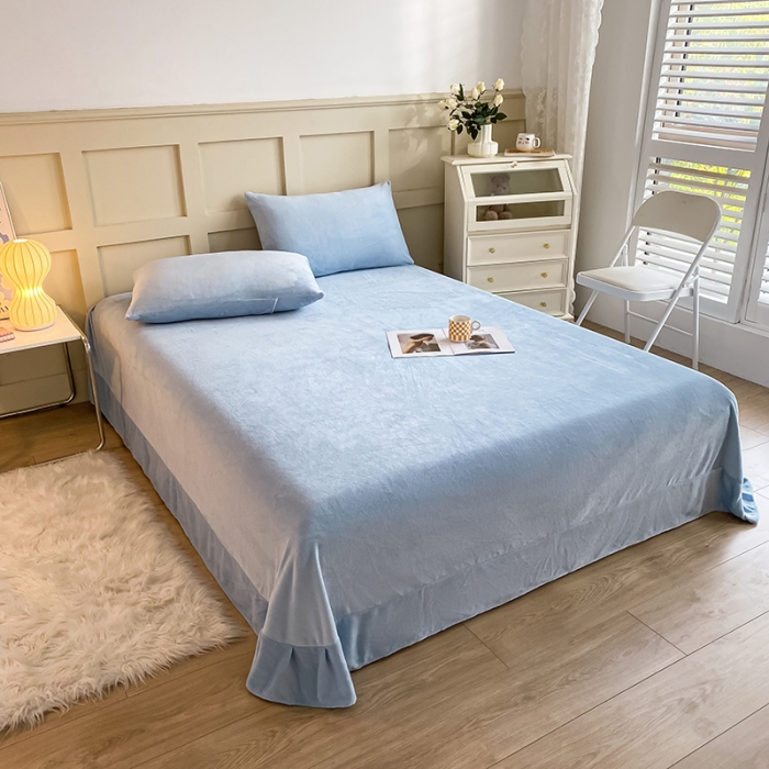 91家纺网 家纺一手货源 找家纺 吾诺 2022新款牛奶绒单品吊边床单 天空蓝