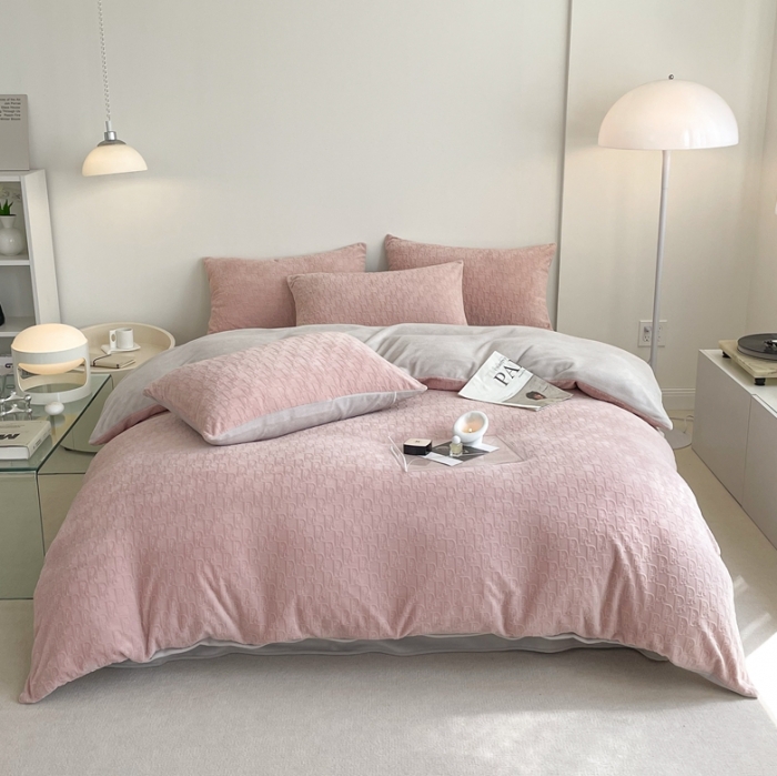 91家纺网 家纺一手货源 找家纺 潘朵拉 2023新款直播爆款撞色牛奶绒提花四件套 梦境-粉灰