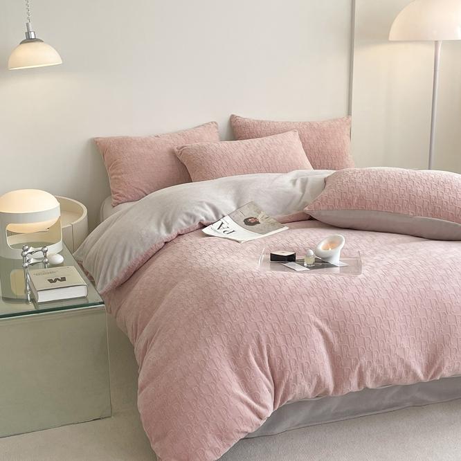 91家纺网 家纺一手货源 找家纺 潘朵拉 2023新款直播爆款撞色牛奶绒提花四件套 梦境-粉灰