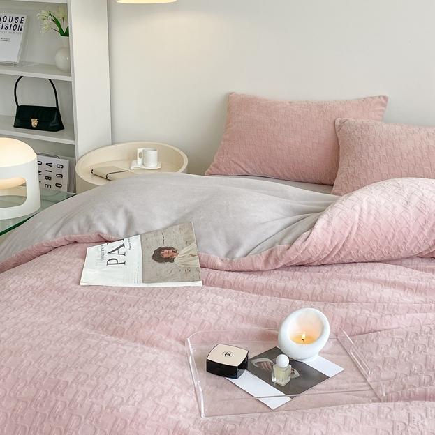 91家纺网 家纺一手货源 找家纺 潘朵拉 2023新款直播爆款撞色牛奶绒提花四件套 梦境-粉灰