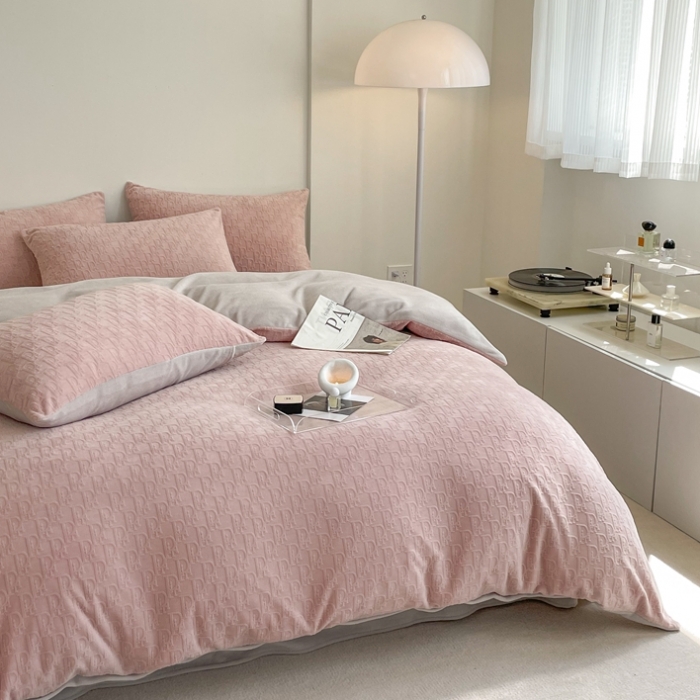 91家纺网 家纺一手货源 找家纺 潘朵拉 2023新款直播爆款撞色牛奶绒提花四件套 梦境-粉灰