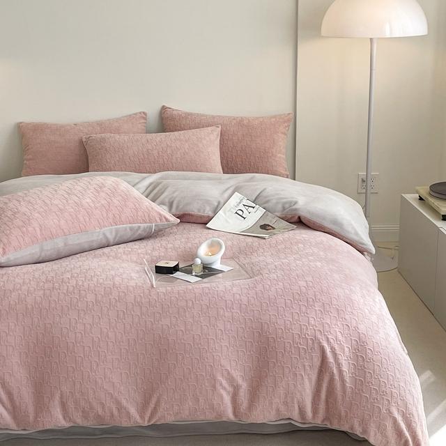 91家纺网 家纺一手货源 找家纺 潘朵拉 2023新款直播爆款撞色牛奶绒提花四件套 梦境-粉灰