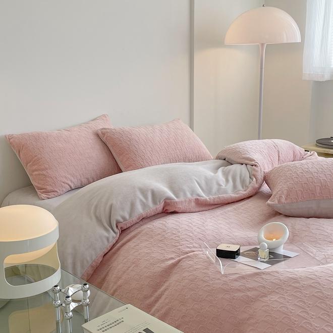 91家纺网 家纺一手货源 找家纺 潘朵拉 2023新款直播爆款撞色牛奶绒提花四件套 梦境-粉灰