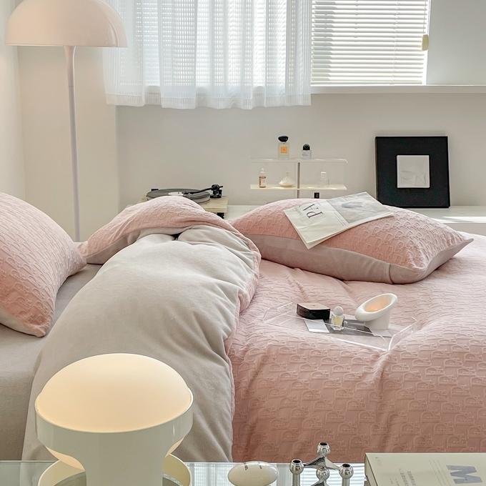 91家纺网 家纺一手货源 找家纺 潘朵拉 2023新款直播爆款撞色牛奶绒提花四件套 梦境-粉灰