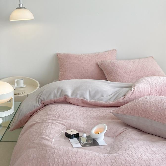 91家纺网 家纺一手货源 找家纺 潘朵拉 2023新款直播爆款撞色牛奶绒提花四件套 梦境-粉灰