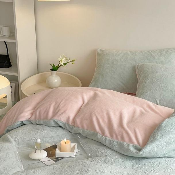 91家纺网 家纺一手货源 找家纺 潘朵拉 2023新款直播爆款撞色牛奶绒提花四件套山茶花-绿粉