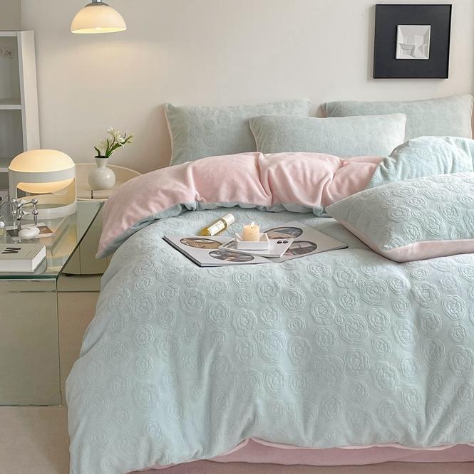 91家纺网 家纺一手货源 找家纺 潘朵拉 2023新款直播爆款撞色牛奶绒提花四件套山茶花-绿粉