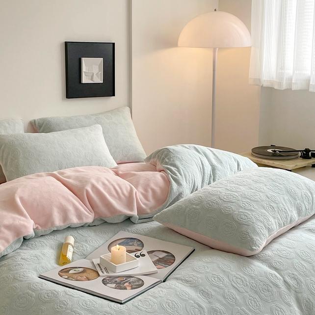 91家纺网 家纺一手货源 找家纺 潘朵拉 2023新款直播爆款撞色牛奶绒提花四件套山茶花-绿粉