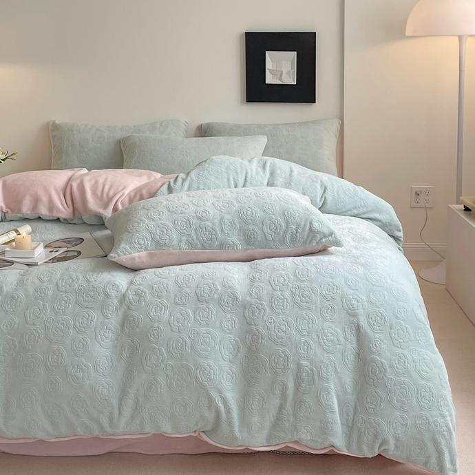 91家纺网 家纺一手货源 找家纺 潘朵拉 2023新款直播爆款撞色牛奶绒提花四件套山茶花-绿粉