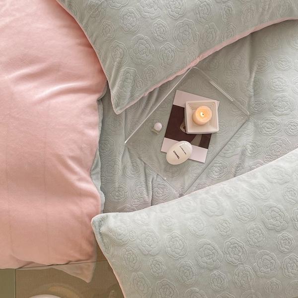 91家纺网 家纺一手货源 找家纺 潘朵拉 2023新款直播爆款撞色牛奶绒提花四件套山茶花-绿粉