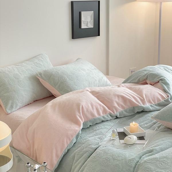 91家纺网 家纺一手货源 找家纺 潘朵拉 2023新款直播爆款撞色牛奶绒提花四件套山茶花-绿粉