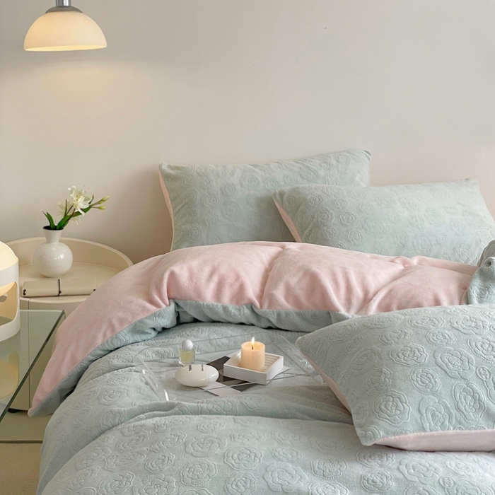 91家纺网 家纺一手货源 找家纺 潘朵拉 2023新款直播爆款撞色牛奶绒提花四件套山茶花-绿粉