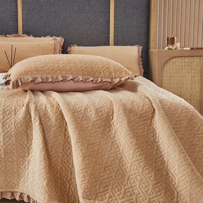 91家纺网 家纺一手货源 找家纺 （总）佳梦家纺 2022新款牛奶绒纯色小花边床盖