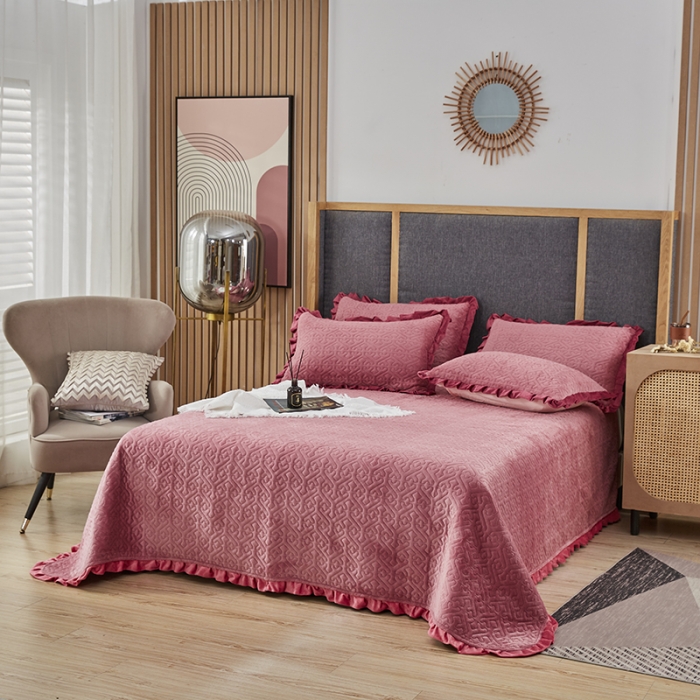 91家纺网 家纺一手货源 找家纺 佳梦家纺 2022新款牛奶绒纯色小花边床盖 豆沙