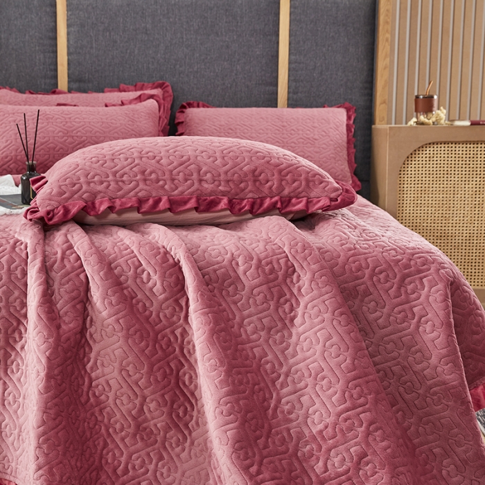 91家纺网 家纺一手货源 找家纺 佳梦家纺 2022新款牛奶绒纯色小花边床盖 豆沙