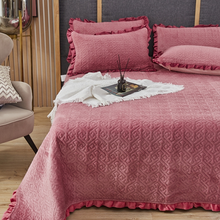 91家纺网 家纺一手货源 找家纺 佳梦家纺 2022新款牛奶绒纯色小花边床盖 豆沙