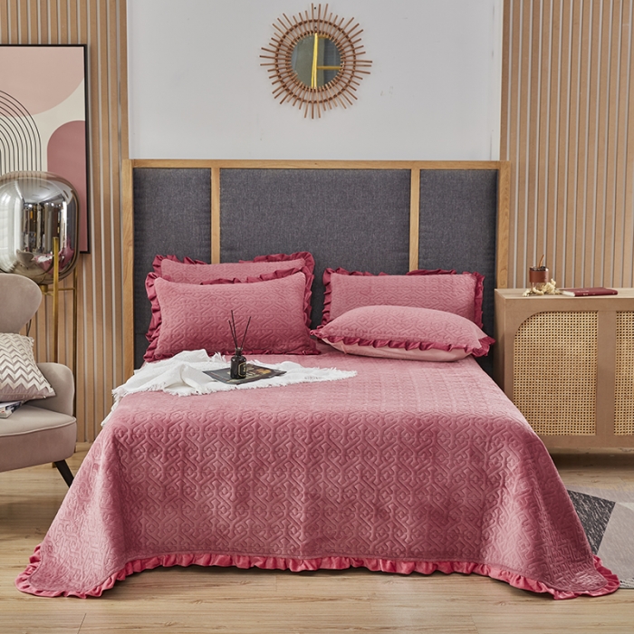 91家纺网 家纺一手货源 找家纺 佳梦家纺 2022新款牛奶绒纯色小花边床盖 豆沙