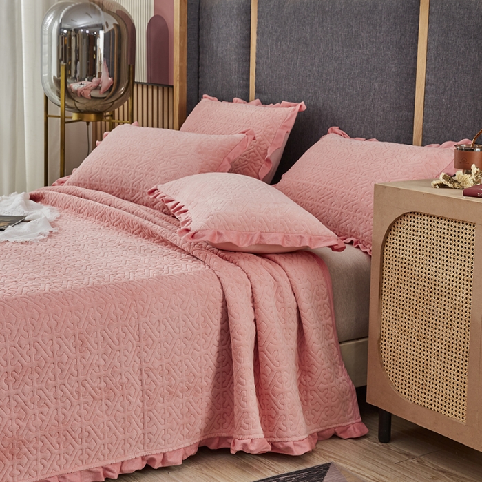 91家纺网 家纺一手货源 找家纺 佳梦家纺 2022新款牛奶绒纯色小花边床盖 粉玉