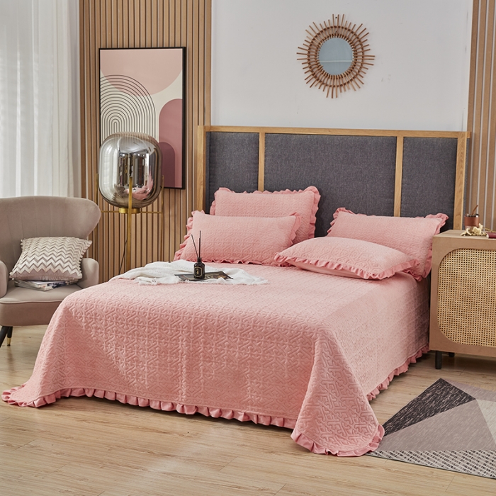 91家纺网 家纺一手货源 找家纺 佳梦家纺 2022新款牛奶绒纯色小花边床盖 粉玉